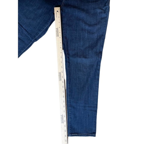 Women's Levi's Slimming Skinny Jeans. Size 31. Dark Wash - Picture 5 of 6